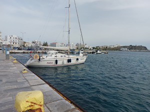 Iside ormeggiata nel precario porto interno di Tinos