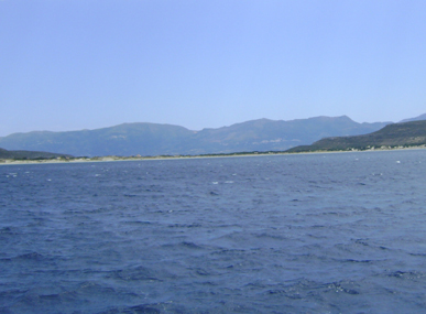 Da lontano una delle spiaggie di Elafonisos e sullo sfondo il promontorio di Capo Maleas